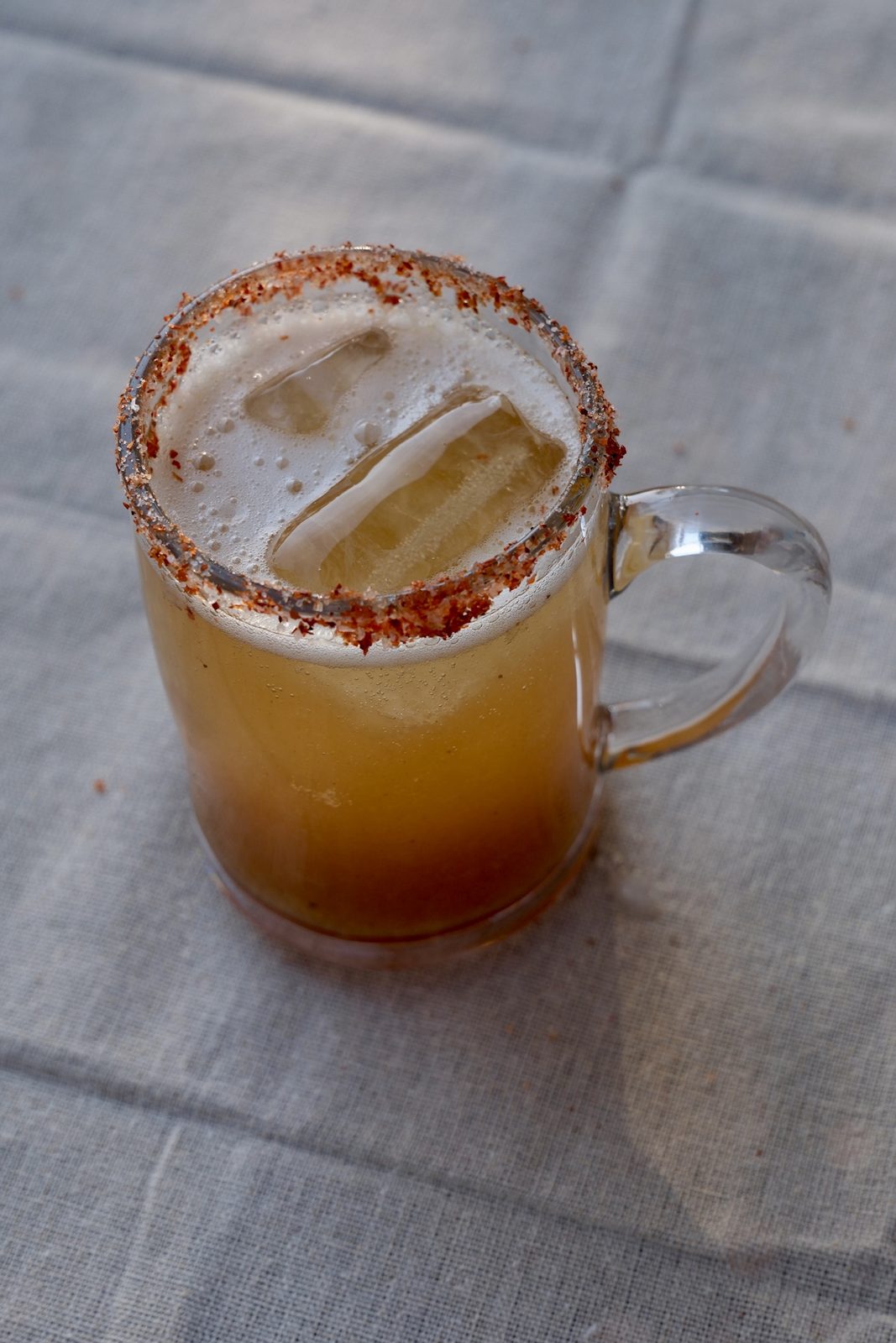 Michelada terminada con borde escarchado y lima